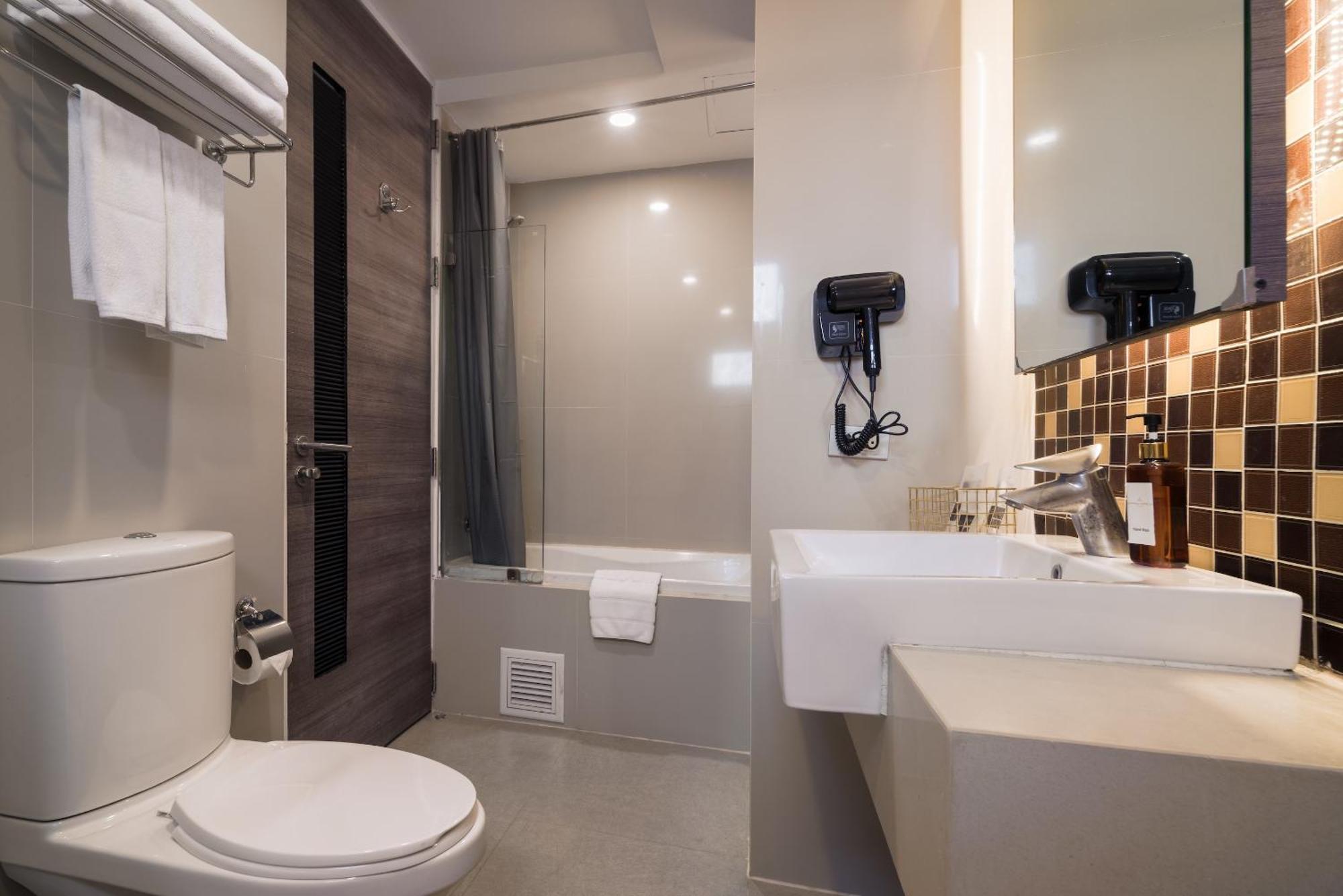 Aspira Suites Sukhumvit 20 Bangkok Exterior photo